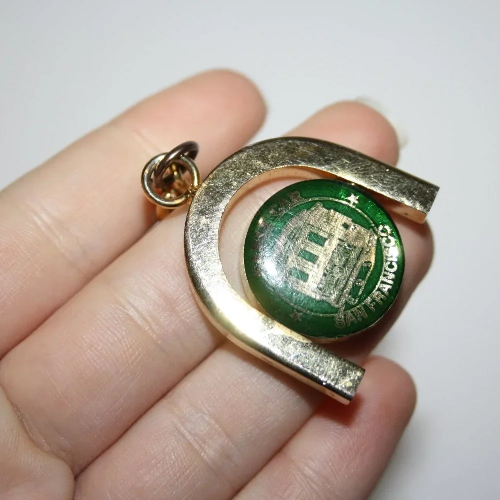 💚🚋 Gold + Green San Francisco Cable Car Keychain · 4